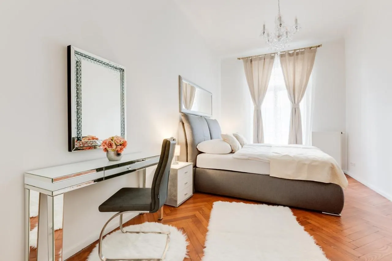 Luxury Riverside Apartments In The Center Of Prague 0*,