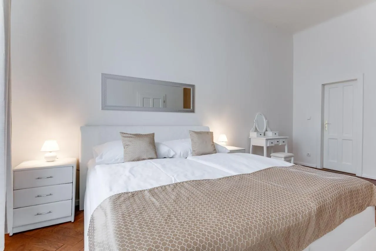 Luxury Riverside Apartments In The Center Of Prague 0*,