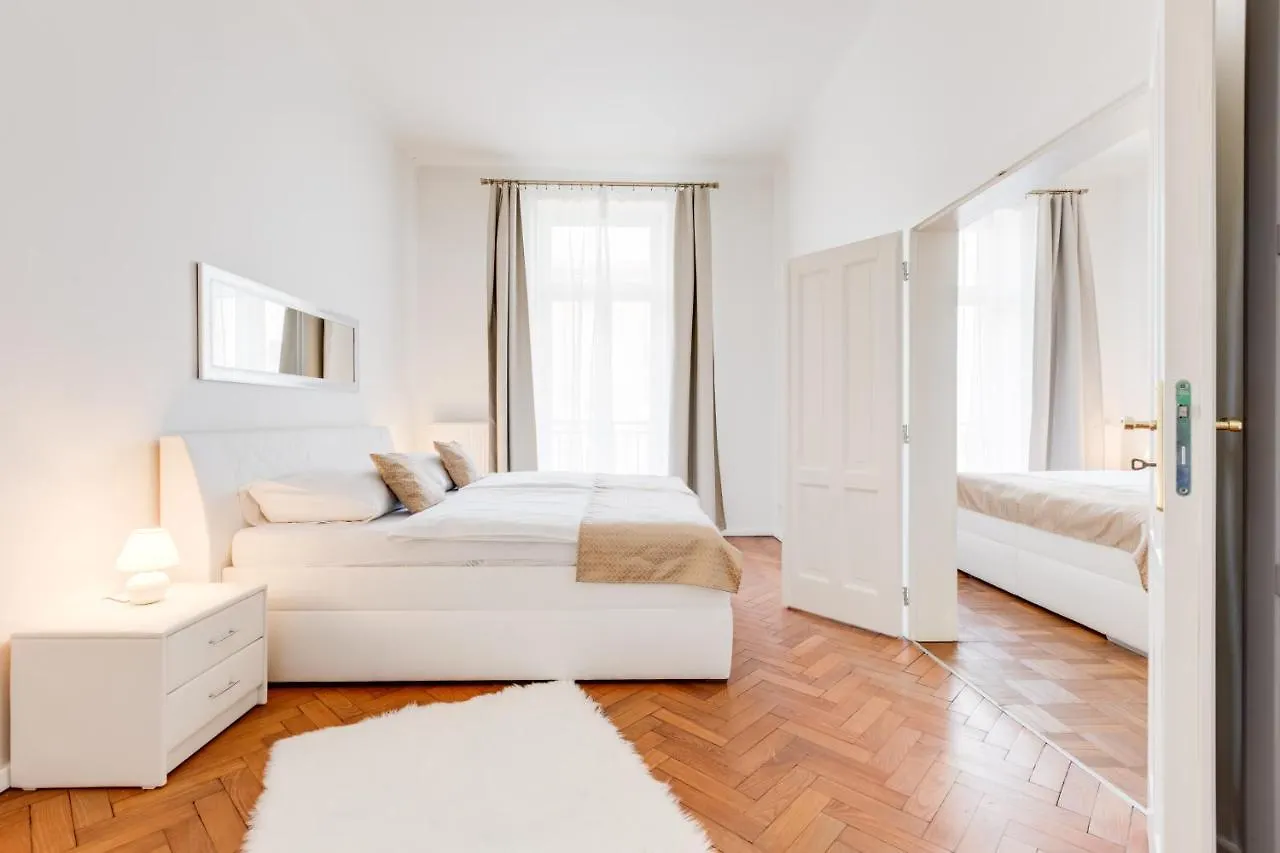 Luxury Riverside Apartments In The Center Of Prague 0*,