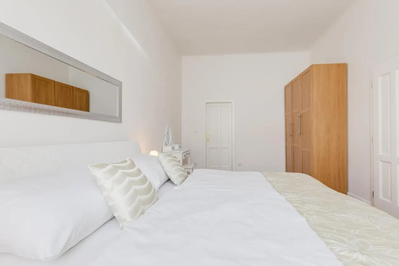 Luxury Riverside Apartments In The Center Of Prague 0*,