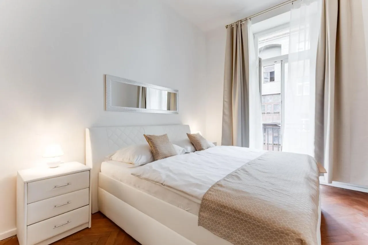 Luxury Riverside Apartments In The Center Of Prag
