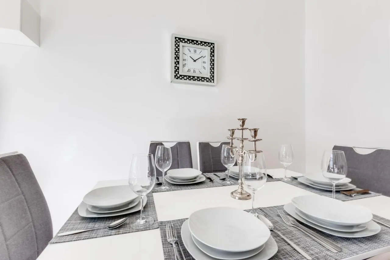Luxury Riverside Apartments In The Center Of Prag